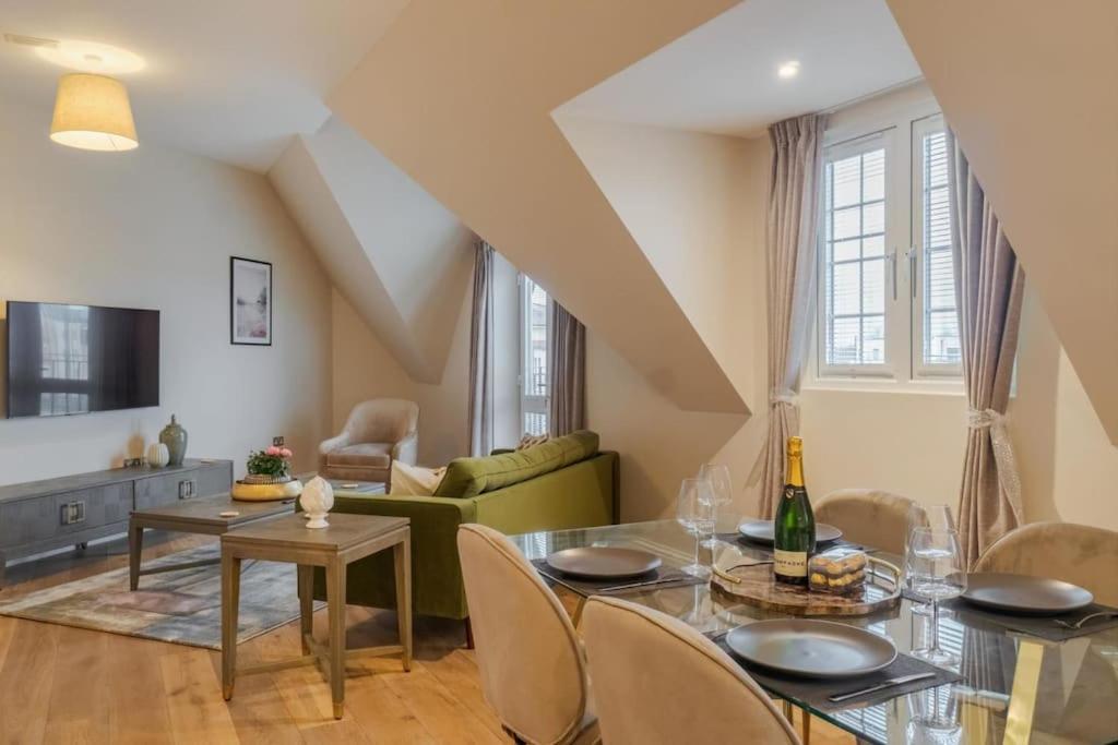 Апартаменти Luxury Penthouse - Castle Views - 2 Bed & Parking Віндзор Екстер'єр фото