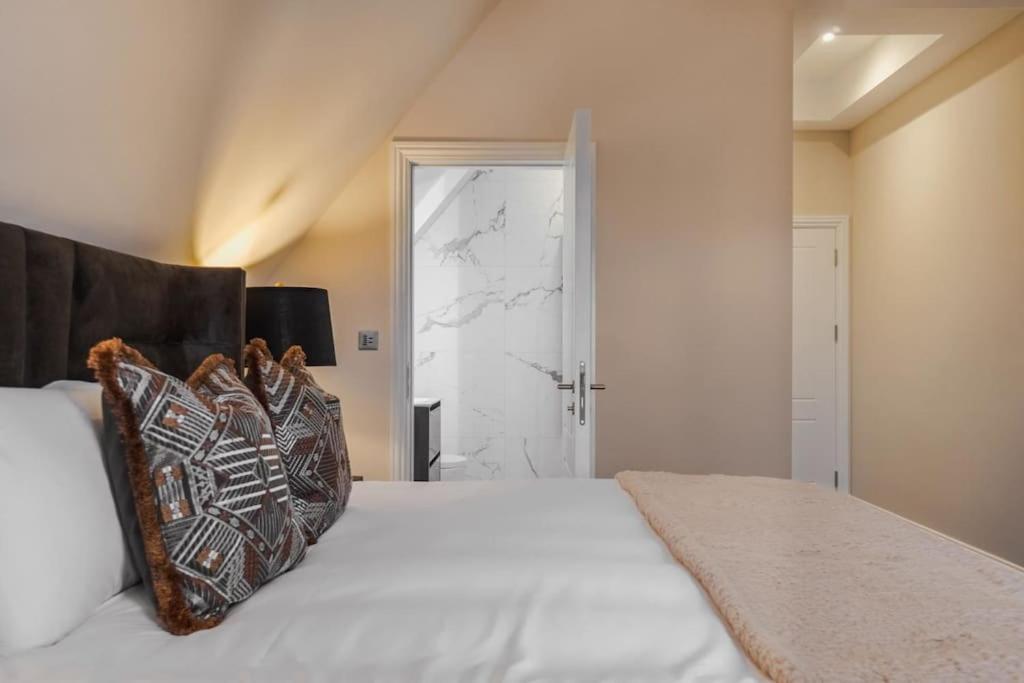 Апартаменти Luxury Penthouse - Castle Views - 2 Bed & Parking Віндзор Екстер'єр фото