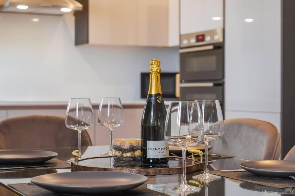 Апартаменти Luxury Penthouse - Castle Views - 2 Bed & Parking Віндзор Екстер'єр фото